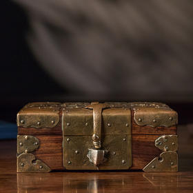 清 红木铜包角錾刻鱼籽花卉纹宝箱