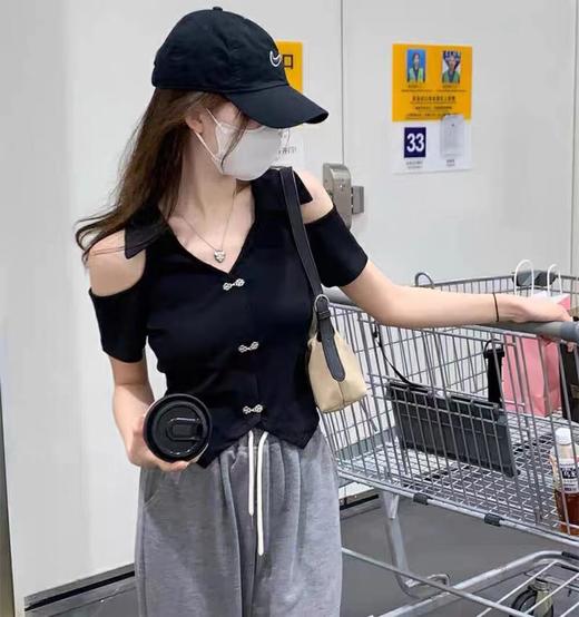 （清仓现货）【社群供T】19032小众甜辣设计感v领露肩小衫 商品图2