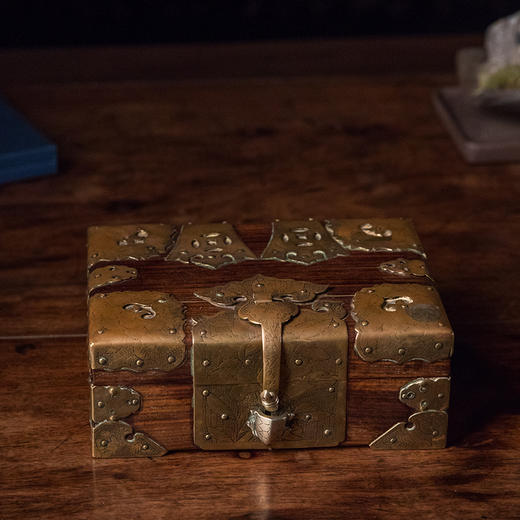 清 红木铜包角錾刻鱼籽花卉纹宝箱 商品图4