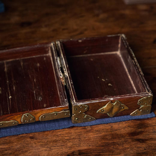 清 红木铜包角錾刻鱼籽花卉纹宝箱 商品图3