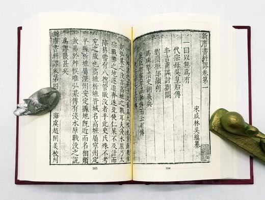 《明代版本图录初编》，精装，潘承弼、顾廷龙同撰，文海出版社1971年版，售价180元，品相9成。

本书据开明书店版影印。原本线装 4册，为齐鲁大学国学研究所专著汇编之四。收录明代较为重要的版刻书影， 商品图11