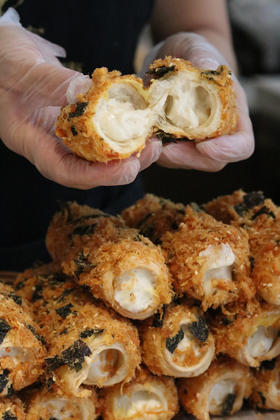 现烤面包-芋泥肉松海螺号角