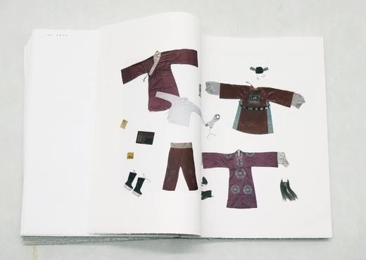 《说戏》，16开，线装，郭军编著，江苏凤凰美术出版社2017年版，定价698元，售价218元。外盒品相一般，书册完好。介意者慎订。

《说戏》有收藏版和简装版两个版本，此版为收藏版。本书以柯军与一位交 商品图7