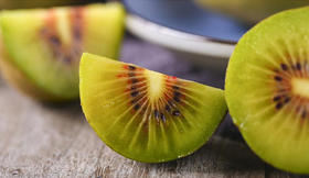  软糯香甜，蒲江红心猕猴桃，水果界的“维C之王”新鲜下树的“软黄金”！ 