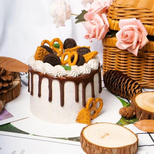 【甜久荟 法式经典奥利奥脆饼奶油蛋糕】 巧克力蛋糕胚 奥利奥碎奶油夹心与抹面 配上脆脆的饼干与巧克力挂壁装饰 纯动物鲜奶蛋糕 无化学添加  全家成员都喜爱的口味 商品图0