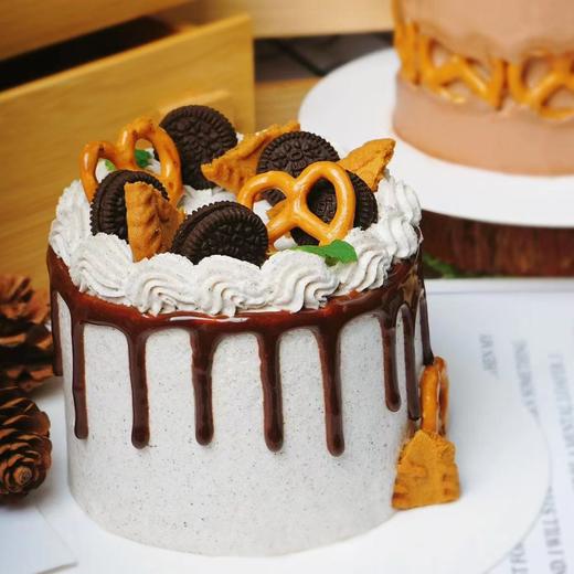 【甜久荟 法式经典奥利奥脆饼奶油蛋糕】 巧克力蛋糕胚 奥利奥碎奶油夹心与抹面 配上脆脆的饼干与巧克力挂壁装饰 纯动物鲜奶蛋糕 无化学添加  全家成员都喜爱的口味 商品图1