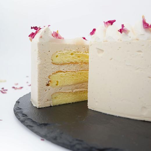 【甜久荟 法式迪尔玛荔枝玫瑰红茶奶油蛋糕】  进口知名品牌迪尔玛荔枝玫瑰红茶 纯动物鲜奶 荔枝肉夹心 装饰食用玫瑰 无化学添加  色泽浪漫温馨 口味迷人 商品图1