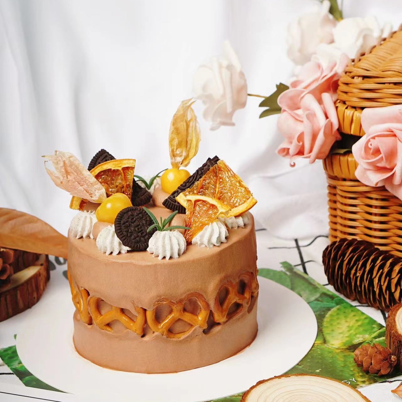 【甜久荟 法式巧克力脆饼奶油蛋糕】没有人不爱巧克力系列 巧克力蛋糕胚 巧克力奶油 配上脆脆的饼干和水果装饰 纯动物鲜奶蛋糕 72%以上天然可可 无化学添加  客户评价不齁不腻 愉悦满足