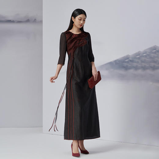TANGY Collection/天意精品2022年秋冬新品时色系列流苏钉珠茛绸连衣裙 商品图1
