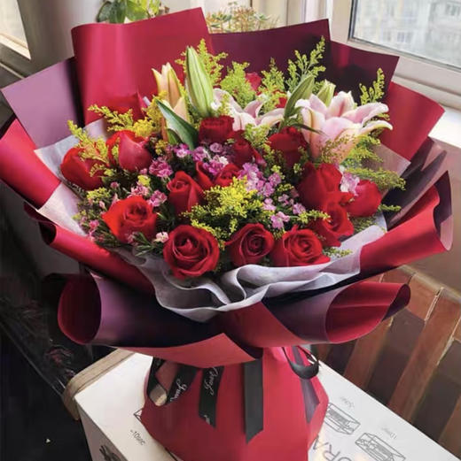 【爱在你身边】19朵红玫瑰➕香水百合精品大花束 商品图0