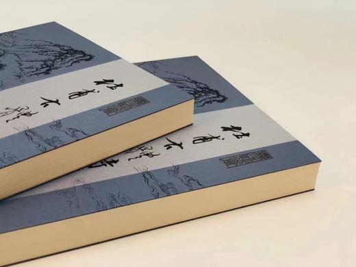 《杜甫古体诗选讲》，陈文华著，18开平装，一函二册，学生书局2021年5月初版。售价248元。
 
本书以高步瀛《唐宋诗举要》所收杜甫古体诗四十五题五十二首为主，旁及有关之诗篇。全书都七十余万言。作者 商品图3