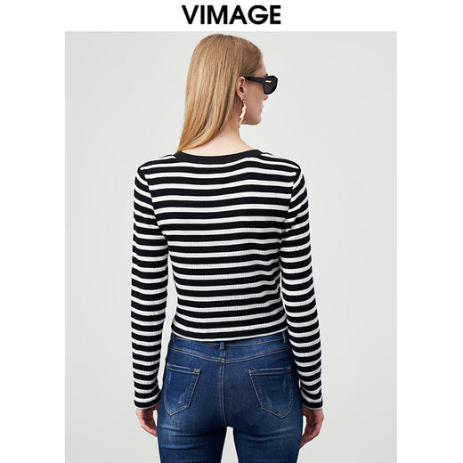 VIMAGE/纬漫纪秋季新款款时尚百搭条纹V领套头针织衫女上衣VC2213008 商品图4
