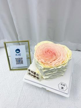 粉色渐变花瓣爱心蛋糕