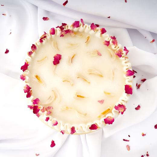 【甜久荟 法式迪尔玛荔枝玫瑰红茶奶油蛋糕】  进口知名品牌迪尔玛荔枝玫瑰红茶 纯动物鲜奶 荔枝肉夹心 装饰食用玫瑰 无化学添加  色泽浪漫温馨 口味迷人 商品图0