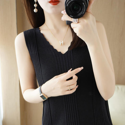 QHJY-JY2275时尚曲珠冰丝吊带背心女V领宽松显瘦内搭薄款针织衫外穿无袖上衣 商品图6