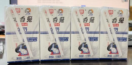 光明牌大白兔奶糖风味牛奶饮料食品125ml*4盒一排 商品图1