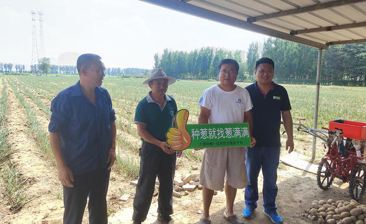 葱满满与客户合影