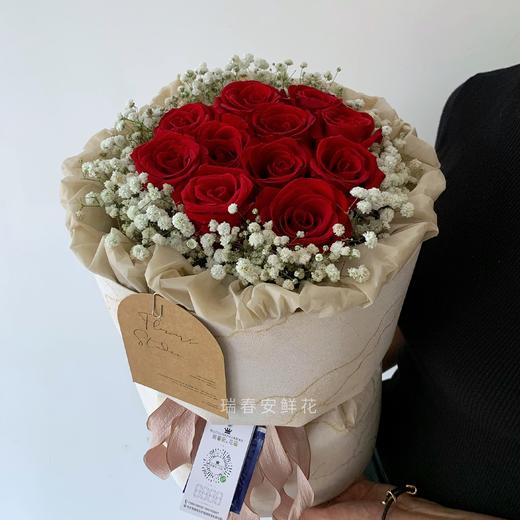 11支红色卡罗拉玫瑰满天星围边插花泥圆形花束