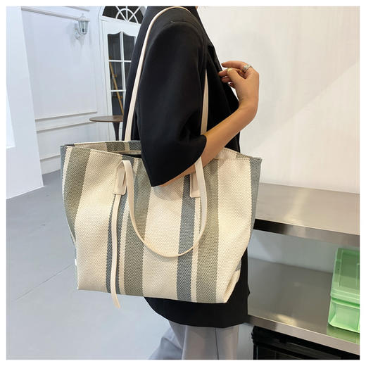 【网红爆款❗️韩版大容量单肩包】时尚简约，气质百搭❗️竖条纹休闲托特包，洋气新潮运动包包，时尚手提包斜挎包女化妆包，520七夕情人节圣诞节礼物新年礼盒年货礼盒 商品图1