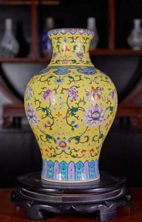 黄地耙花缠枝莲赏瓶