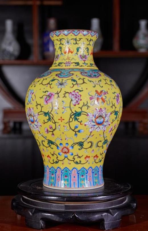 黄地耙花缠枝莲赏瓶 商品图0