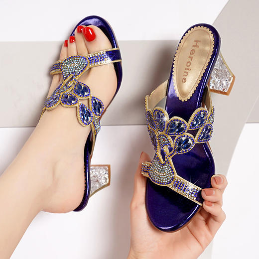 新款时尚气质水钻凉鞋夏粗高跟罗马鞋孔雀图露趾拖鞋LX 商品图3