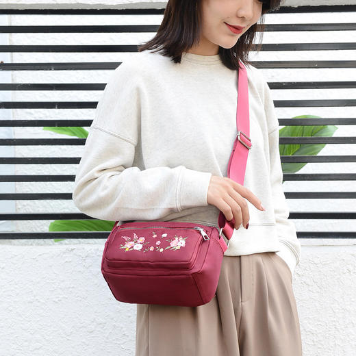 韩版刺绣中老年休闲大容量绣花民族风单肩斜跨包 商品图2