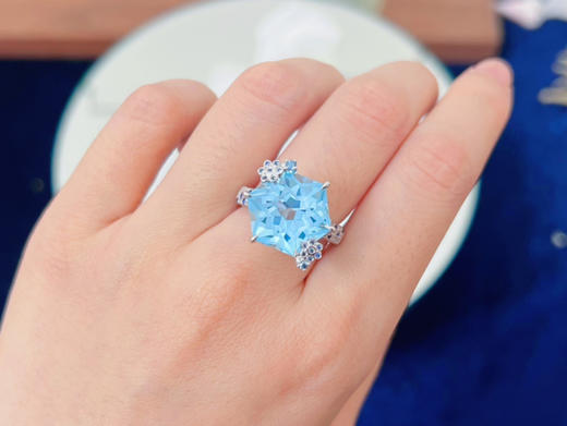 「蓝雪花」海蓝色托帕石钻石戒指 11.9克拉星形切割托帕石 商品图4