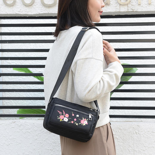 韩版刺绣中老年休闲大容量绣花民族风单肩斜跨包 商品图1
