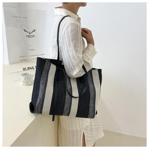 【网红爆款❗️韩版大容量单肩包】时尚简约，气质百搭❗️竖条纹休闲托特包，洋气新潮运动包包，时尚手提包斜挎包女化妆包，520七夕情人节圣诞节礼物新年礼盒年货礼盒 商品图4