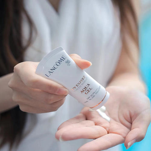 【保税仓发】伪素颜心机防晒，兰蔻小白管轻透水漾防晒乳50ml！SPF50 PA++++，白色水润乳液质地，像牛奶般清透又自然！成膜快不粘腻，空气般的肤感超爱~出门用它再上个口红，妥妥的伪素颜！ 商品图4