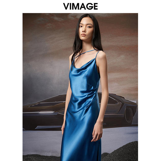 VIMAGE/纬漫纪秋季新款简约大方吊带纯色连衣裙V1877404 商品图3