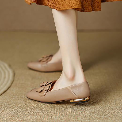 秋季温柔花朵单鞋女中跟粗跟杏色仙女鞋软皮方头浅口女鞋 CV6069 商品图1