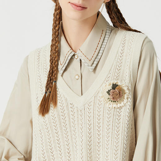 Famecoco范可儿钩花镂空毛衣背心马甲女早秋v领无袖针织马夹杏色F225CA013 商品图4