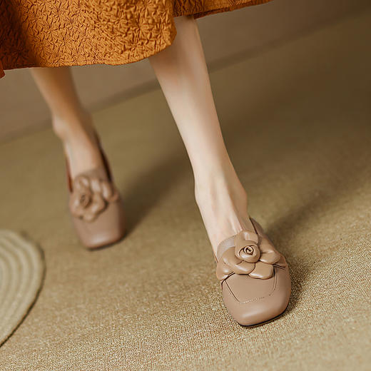 秋季温柔花朵单鞋女中跟粗跟杏色仙女鞋软皮方头浅口女鞋 CV6069 商品图0