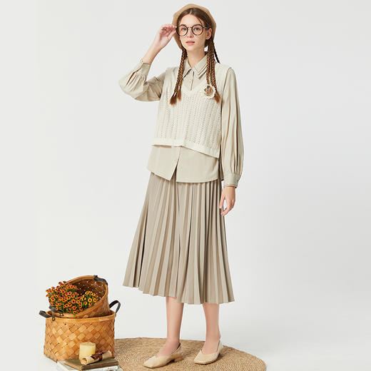 Famecoco范可儿钩花镂空毛衣背心马甲女早秋v领无袖针织马夹杏色F225CA013 商品图3