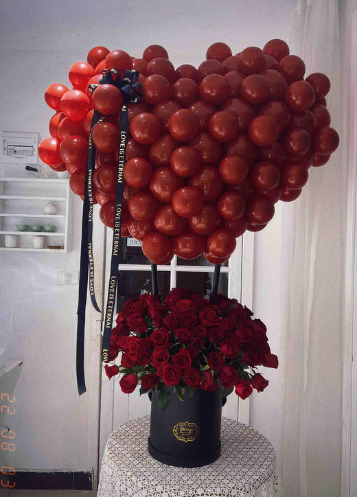 99枝红玫瑰告白爱心气球抱抱桶 