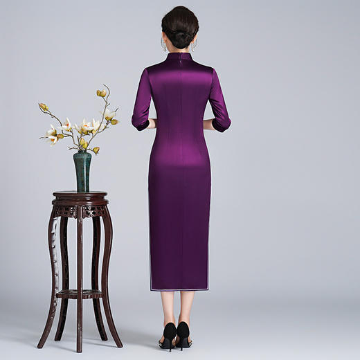 LHS-202580婚宴喜婆婆装刺绣旗袍 新款紫色高贵礼服 修身秋冬连衣裙 商品图3