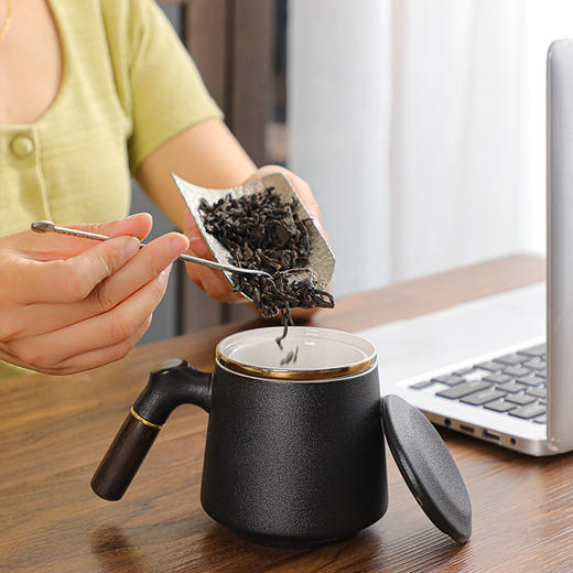 「精美礼盒装！陶瓷木柄杯」粗陶马克杯办公茶水分离杯带盖木把手柄过滤泡茶杯居家日用餐饮用具个人茶水杯 商品图1