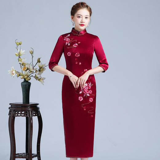 LHS-2050年轻喜婆婆婚宴装新款连衣裙秋刺绣醋酸旗袍婚礼服 商品图1