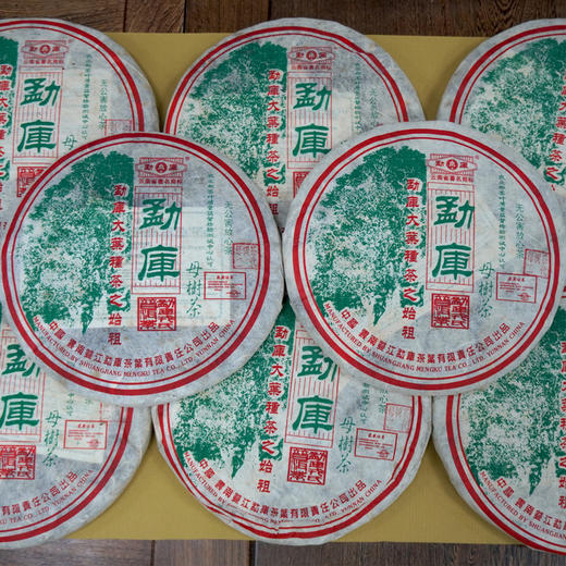 【好品相珍藏品06年春母】勐库戎氏母树茶春母 2006年4月生产  经典老冰岛普洱茶生茶饼 500克一片大饼 核算到357克标准饼性价比非常高干仓藏  单片标价 商品图3