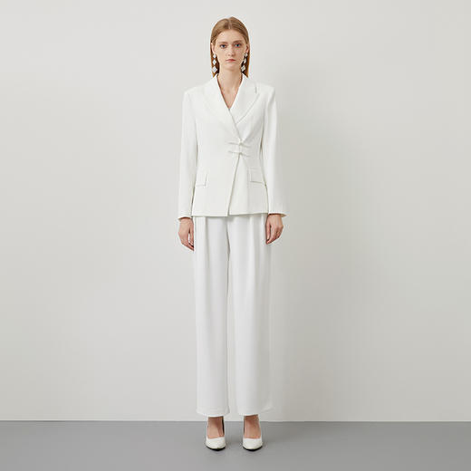 EITIE爱特爱秋季新款气质通勤显瘦盘扣装饰白色休闲西装外套C2203006 商品图3