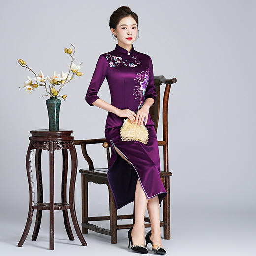 LHS-202580婚宴喜婆婆装刺绣旗袍 新款紫色高贵礼服 修身秋冬连衣裙 商品图2