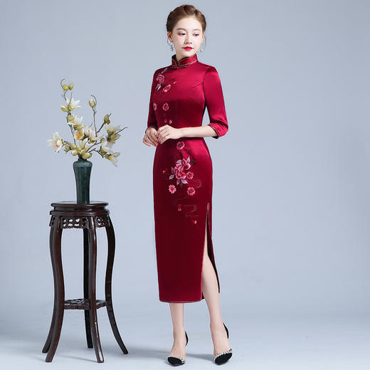 LHS-2050年轻喜婆婆婚宴装新款连衣裙秋刺绣醋酸旗袍婚礼服 商品图0