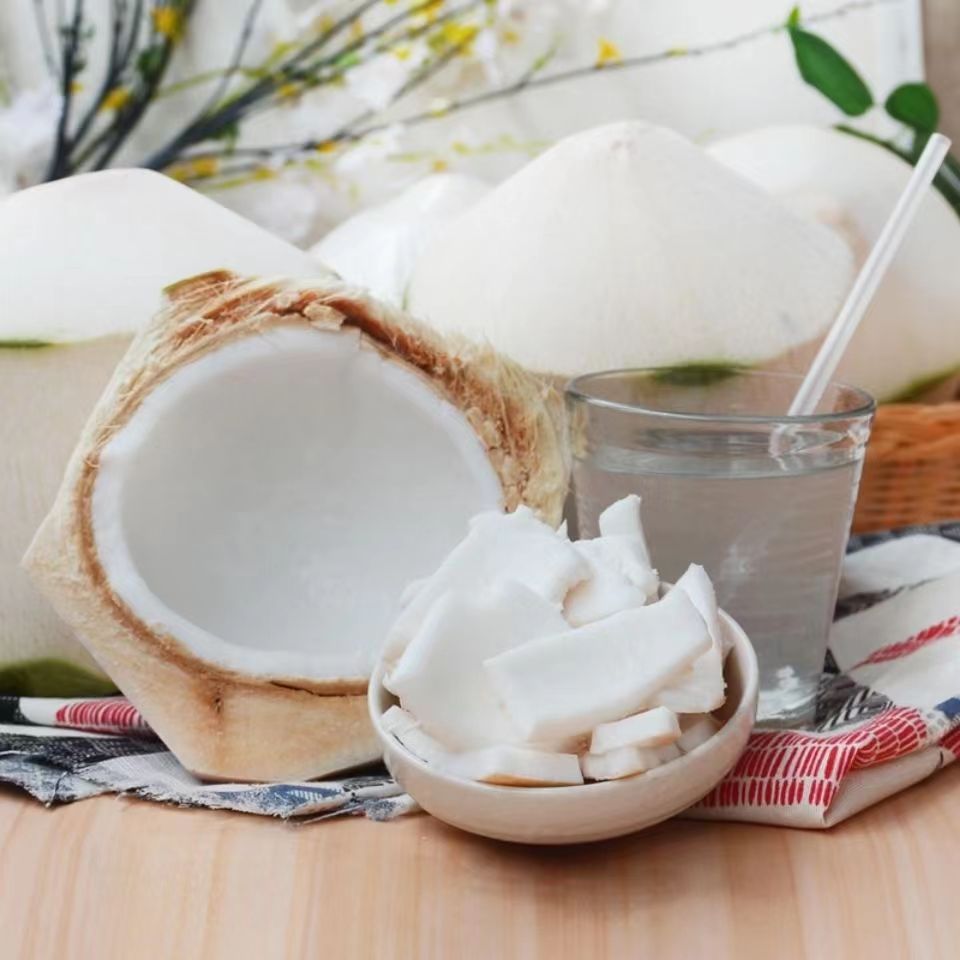 【泰国•香水椰青】  椰肉色白如玉 芳香滑脆 椰汁清凉甘甜 水果即食 煲汤做菜皆可 泰国香水椰青全年供应