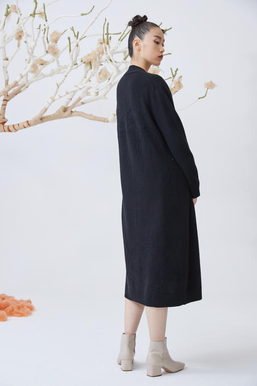 手工绣花羊绒针织女长开衫 SJF93W416N 商品图3