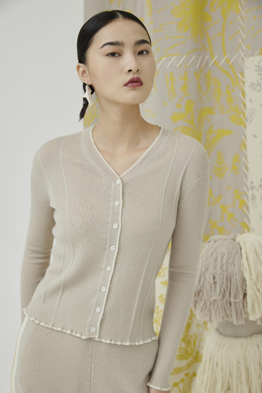 精纺羊绒V领修身女开衫 SJF93W210N 商品图0