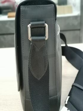 B家男士斜挎单肩包，25*21*7.5cm