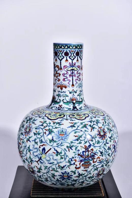 拍卖同款：青花斗彩莲托八宝天球瓶 商品图0