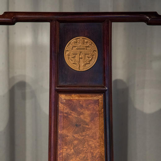二十世纪 紫檀镶瘿木嵌黄杨木寿字纹四出头官帽椅成套（两椅一几） 商品图1